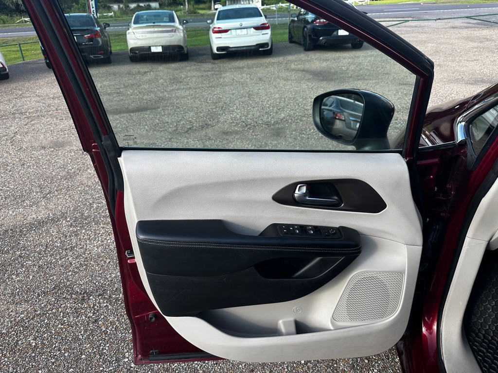 2021 Chrysler Voyager Image 9
