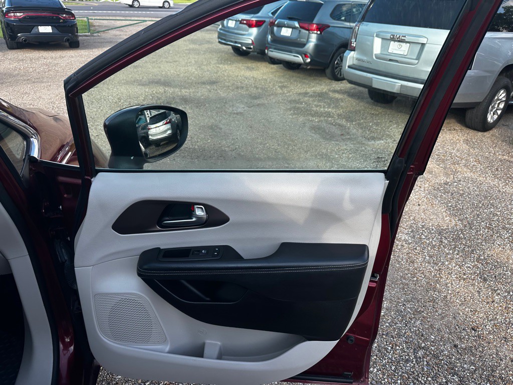2021 Chrysler Voyager Image 15
