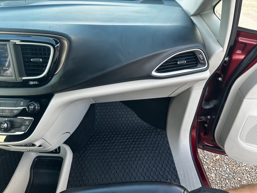 2021 Chrysler Voyager Image 17