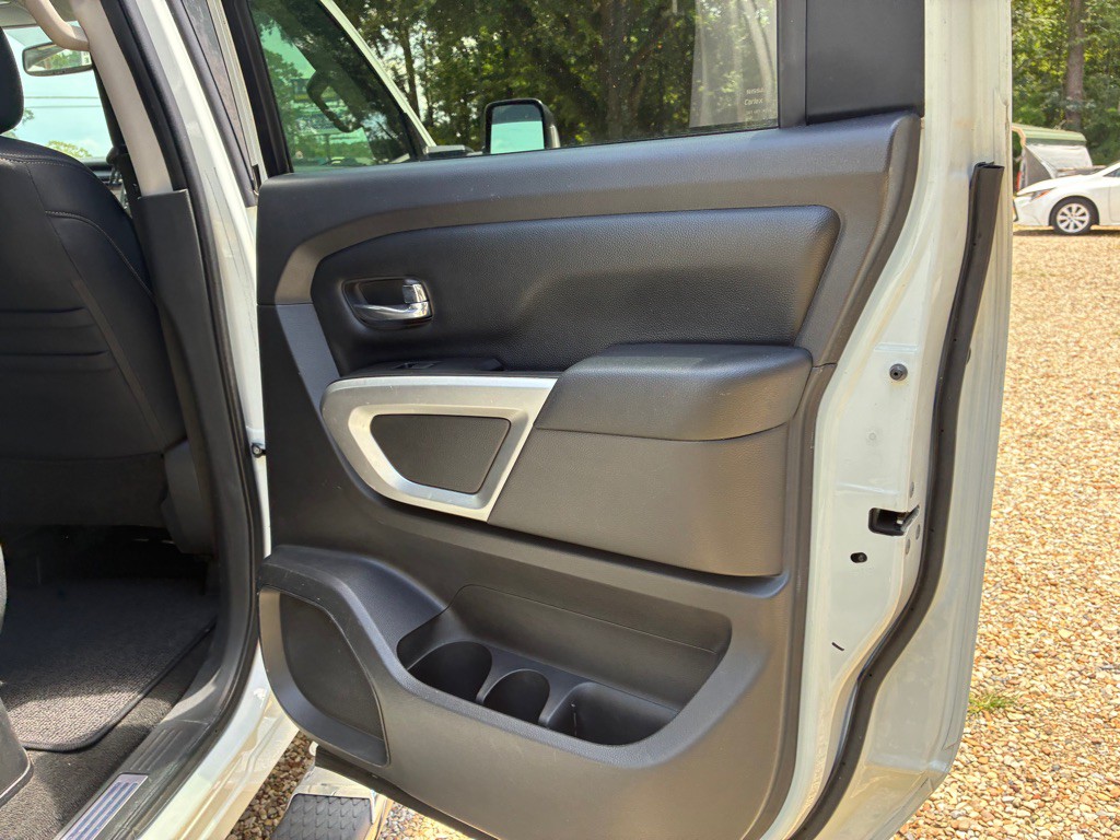 2018 Nissan Titan Image 24