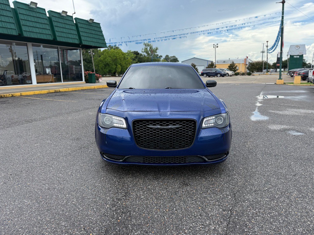 2020 Chrysler 300 Image 2