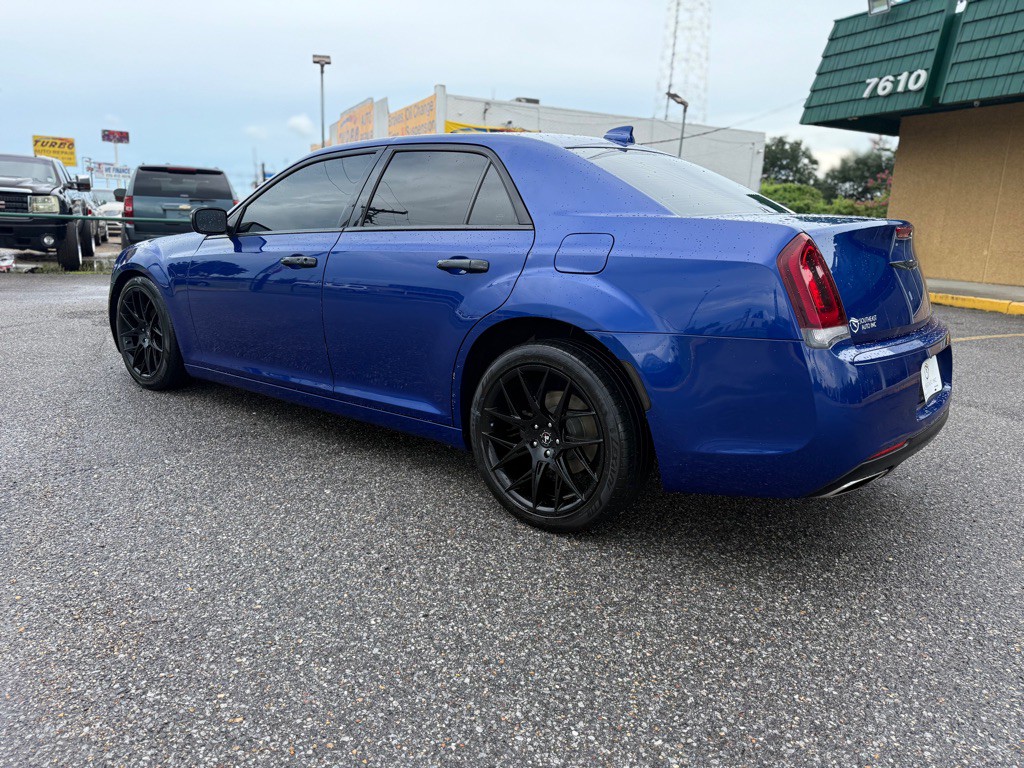 2020 Chrysler 300 Image 7