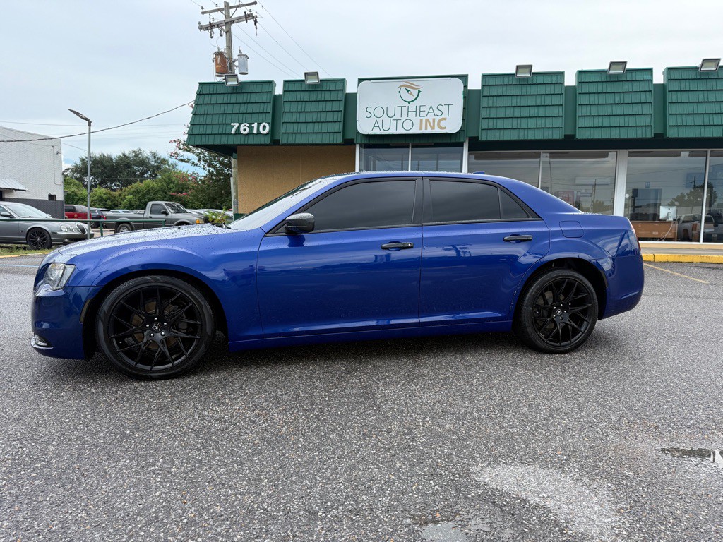 2020 Chrysler 300 Image 8