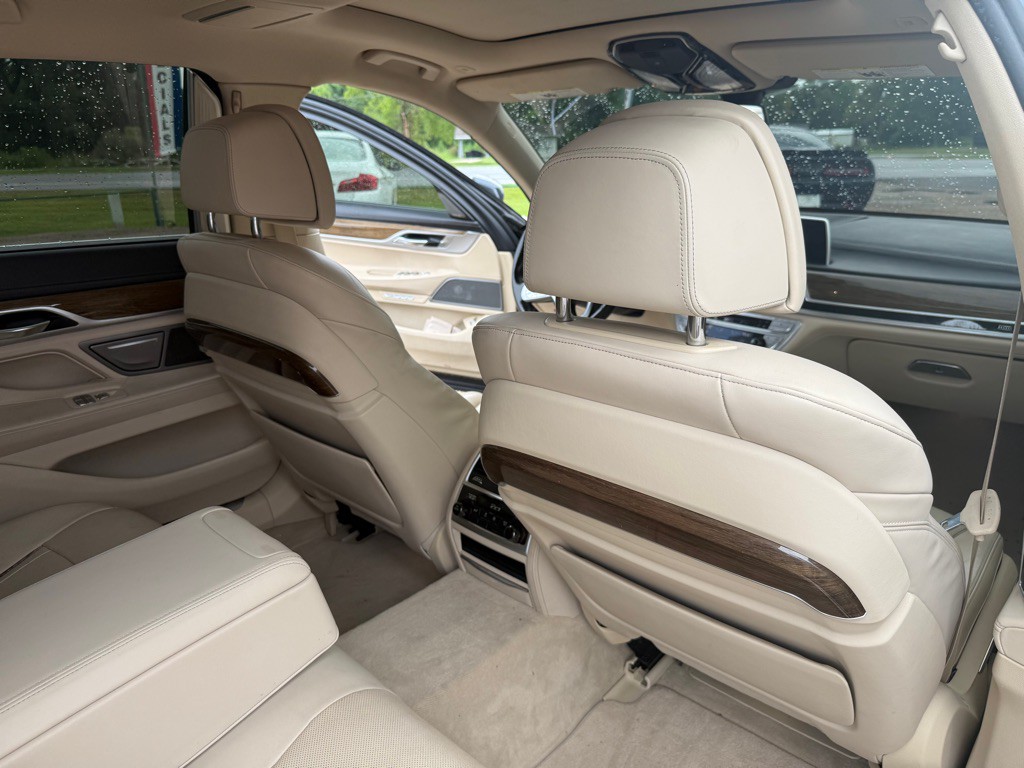 2016 BMW 7 Series Image 12