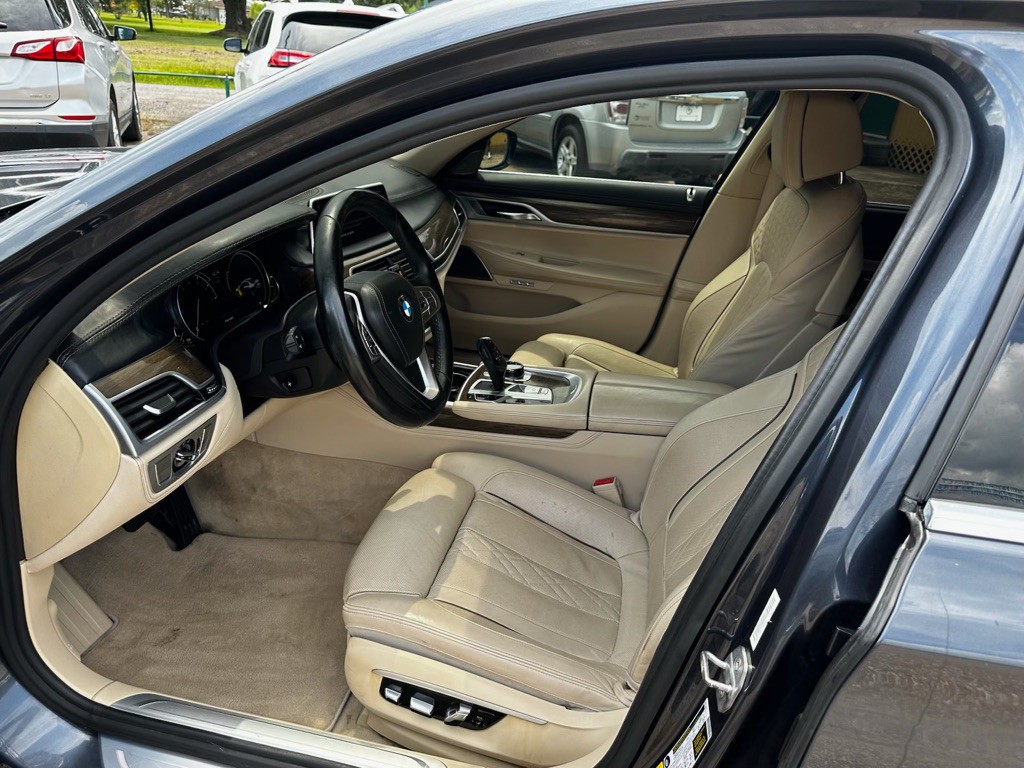 2016 BMW 7 Series Image 23