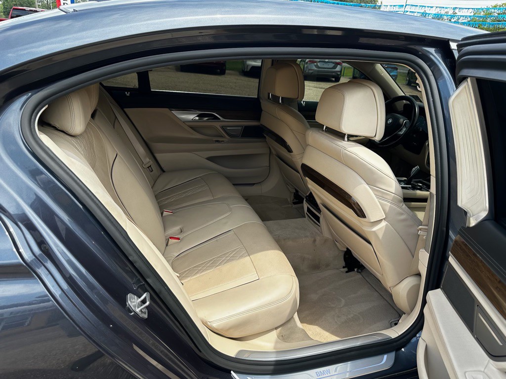 2016 BMW 7 Series Image 31