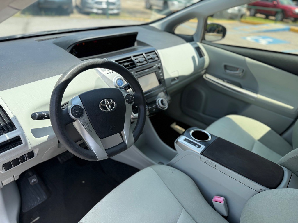 2012 Toyota Prius Image 11