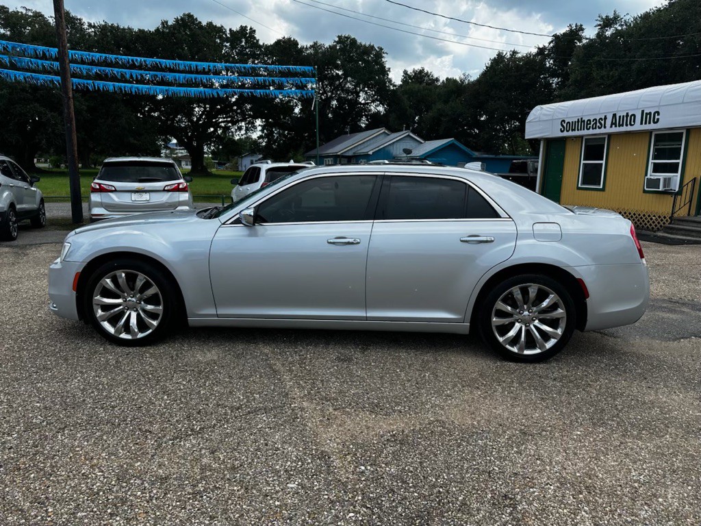 2020 Chrysler 300 Image 8