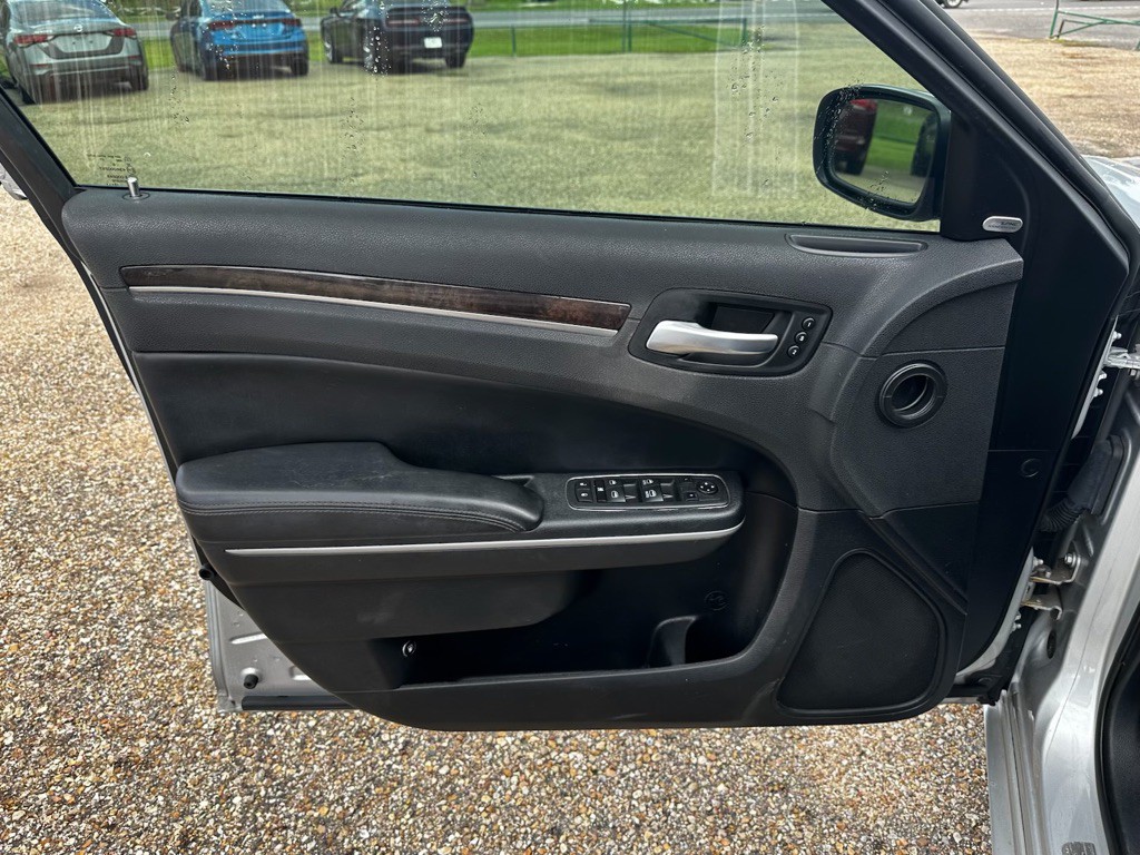 2020 Chrysler 300 Image 9
