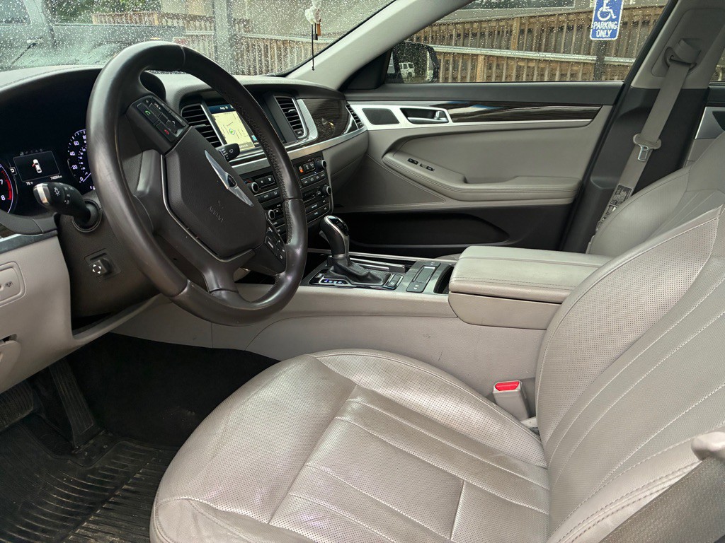 2015 Hyundai Genesis Image 10