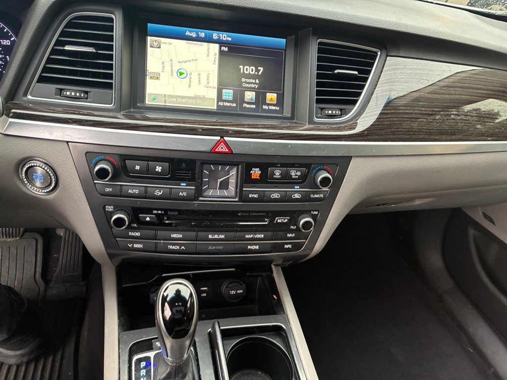 2015 Hyundai Genesis Image 12