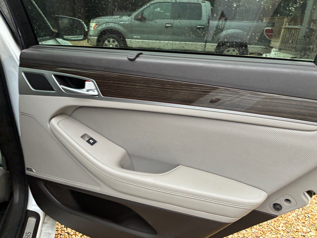 2015 Hyundai Genesis Image 20