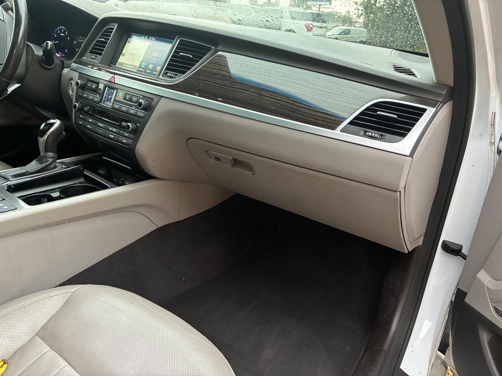 2015 Hyundai Genesis Image 21