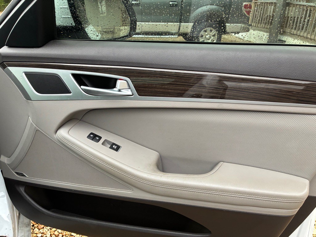 2015 Hyundai Genesis Image 22