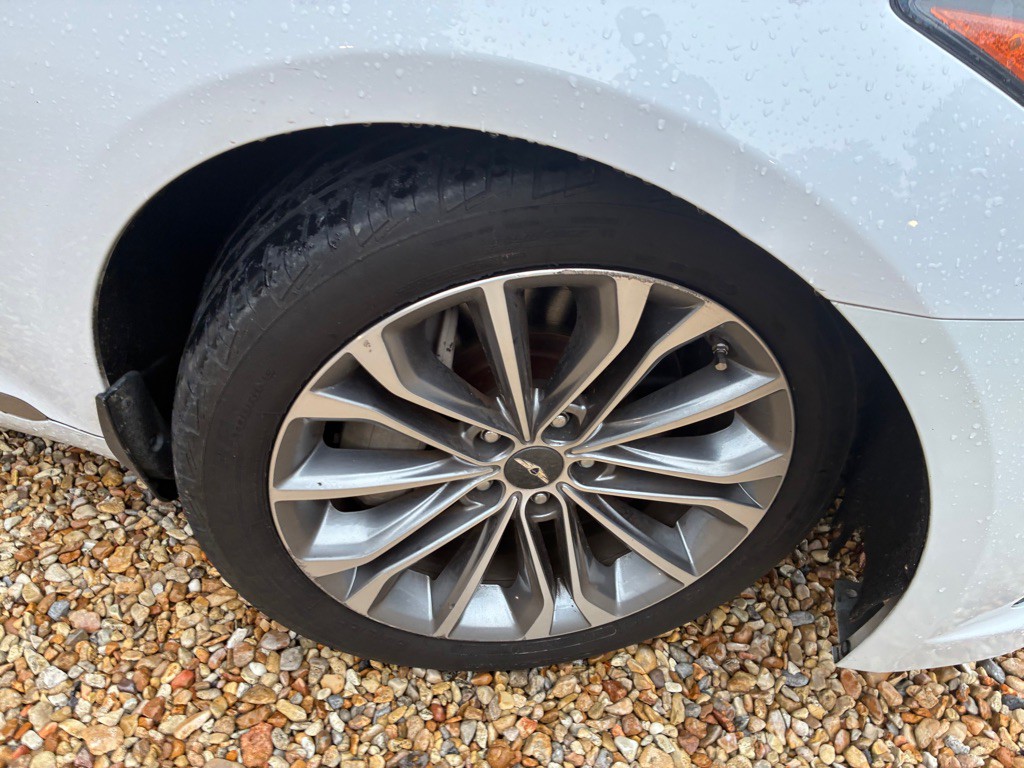 2015 Hyundai Genesis Image 23