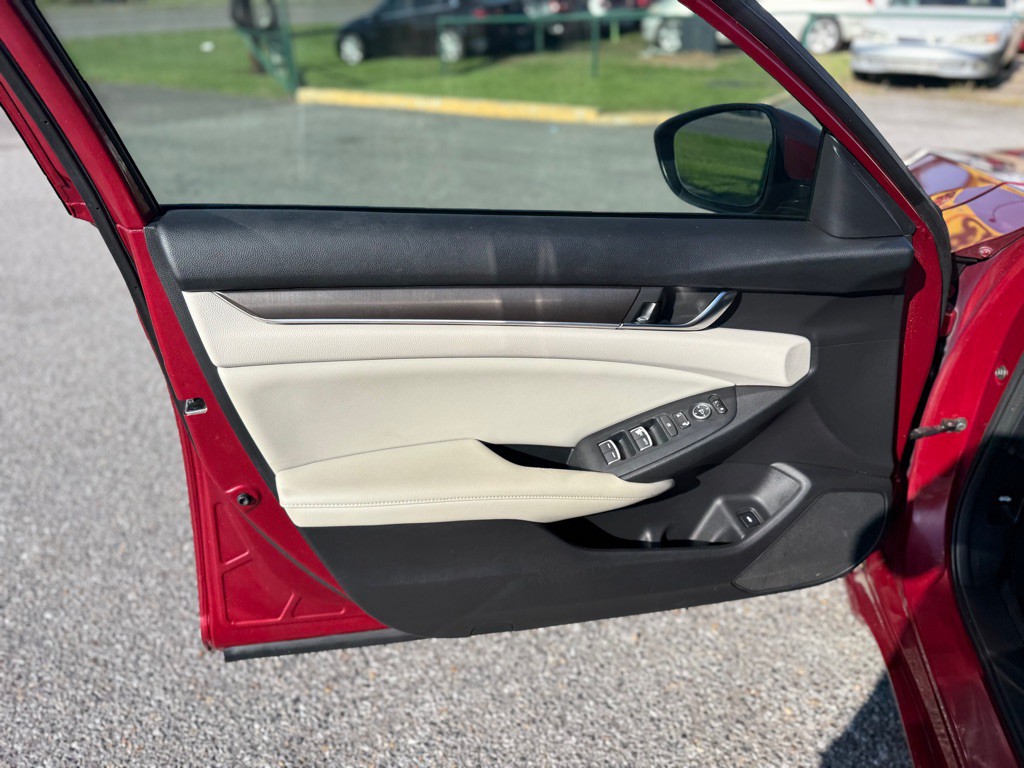 2018 Honda Accord Image 17