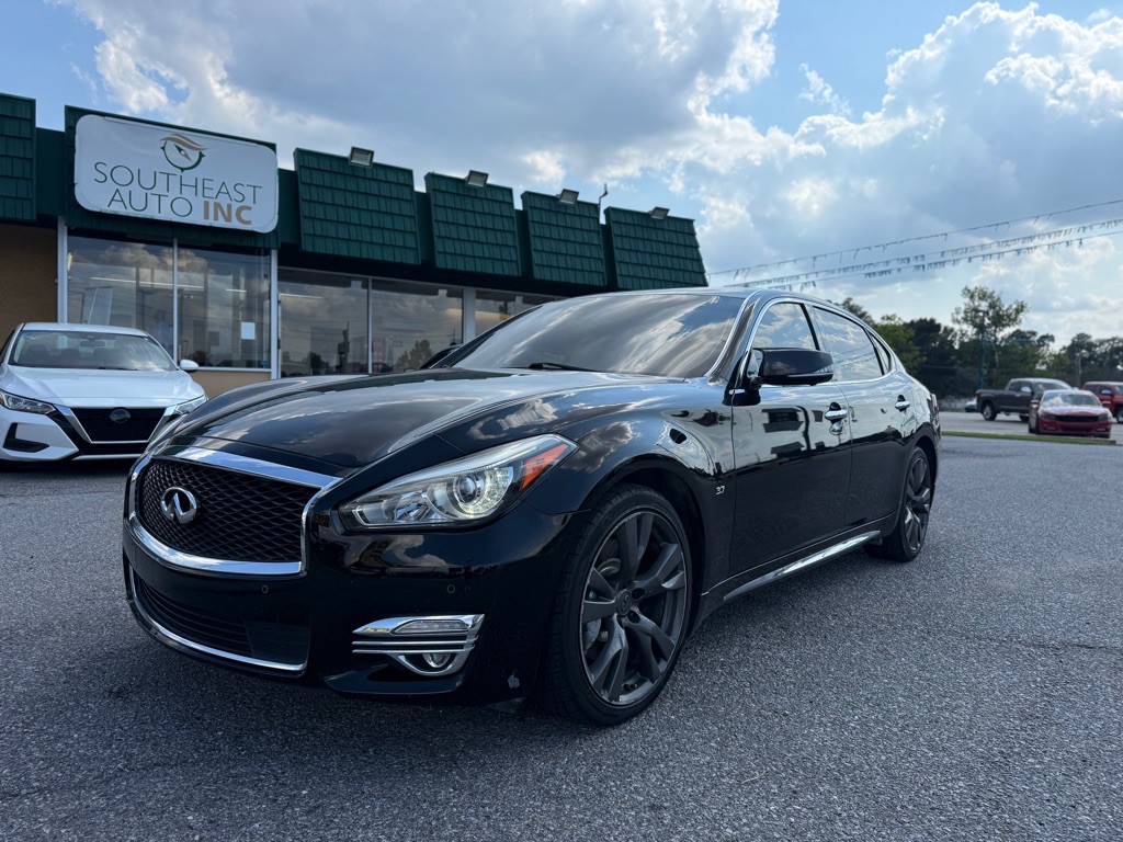 2016 INFINITI Q70 Image 1