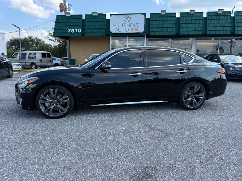 2016 INFINITI Q70 Image 8