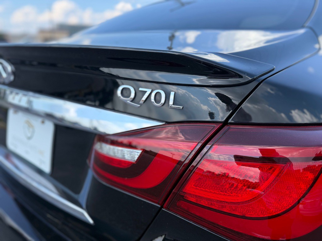 2016 INFINITI Q70 Image 9