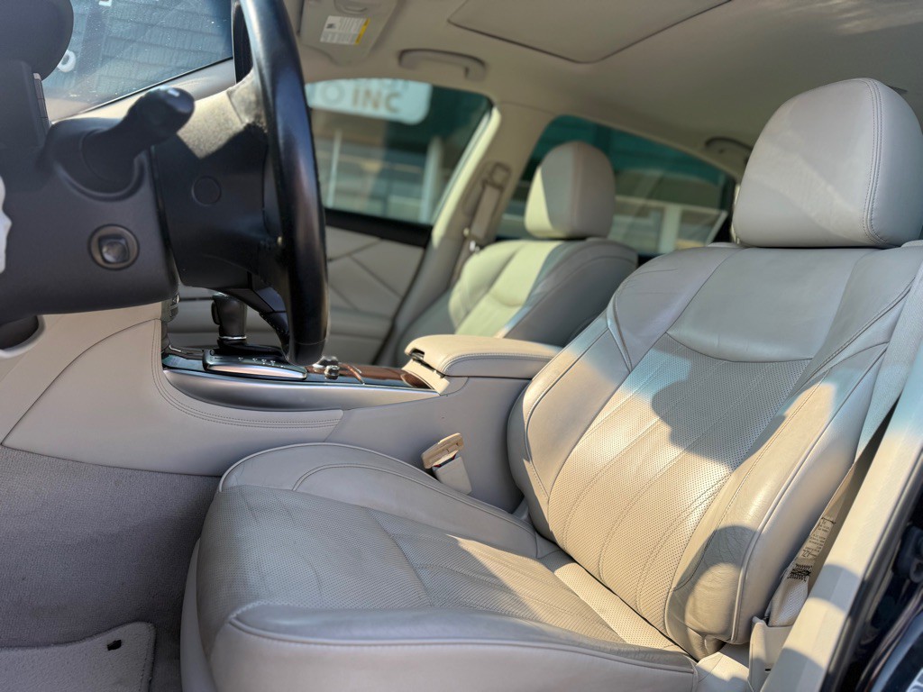 2016 INFINITI Q70 Image 11