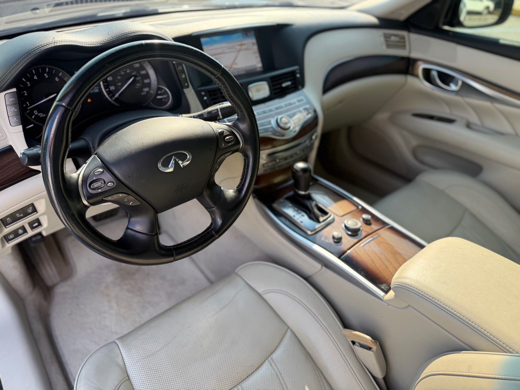 2016 INFINITI Q70 Image 12
