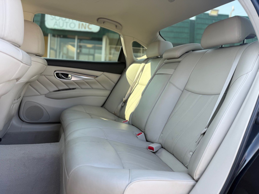 2016 INFINITI Q70 Image 13