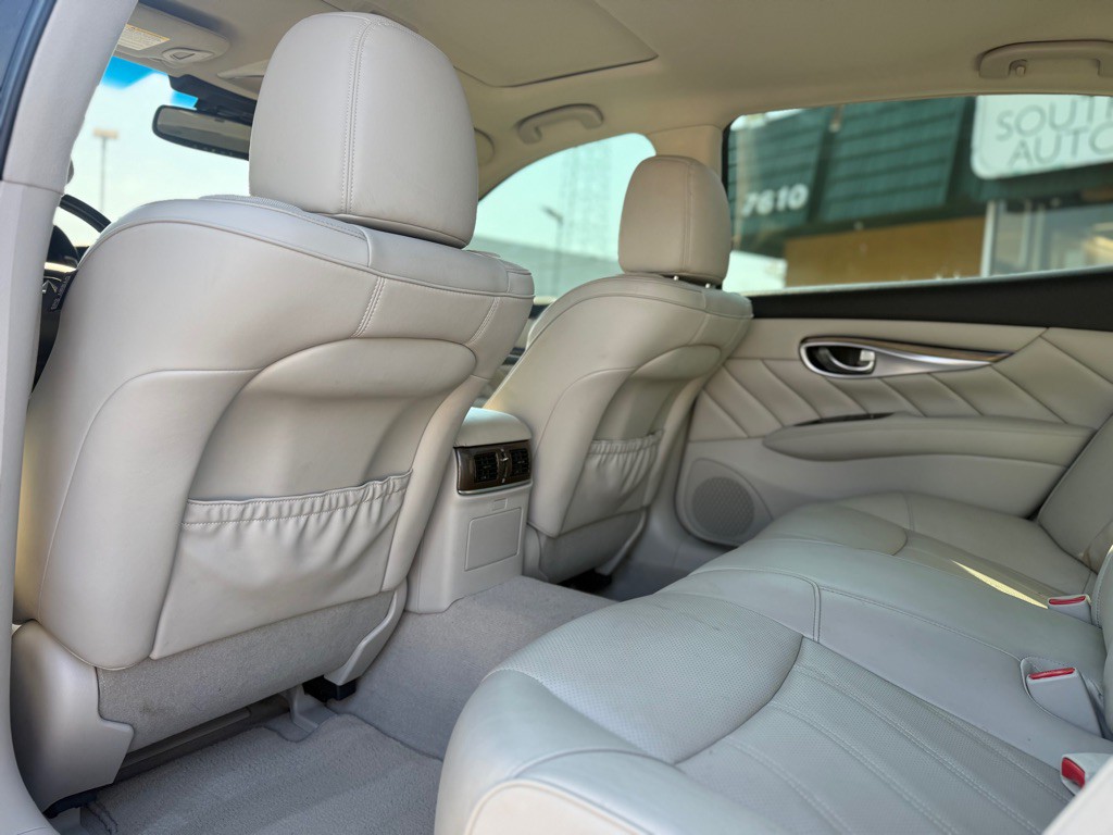 2016 INFINITI Q70 Image 14