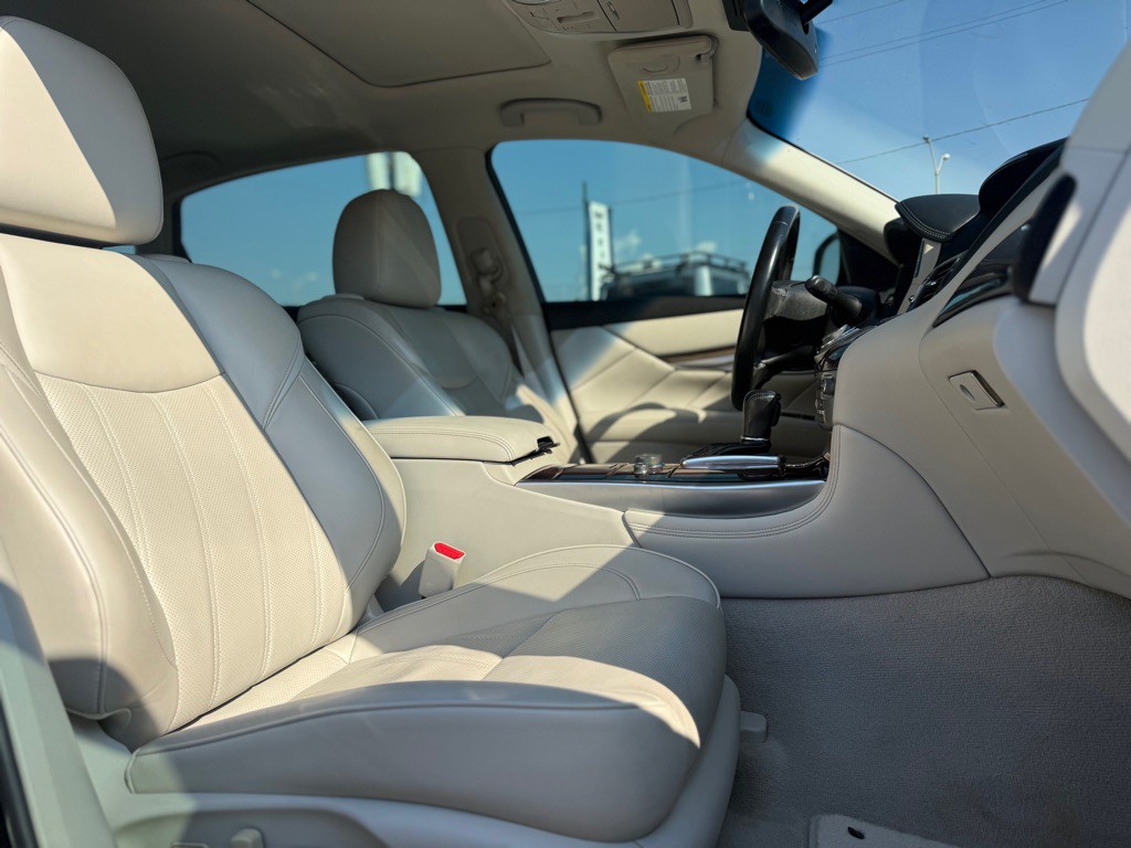 2016 INFINITI Q70 Image 15