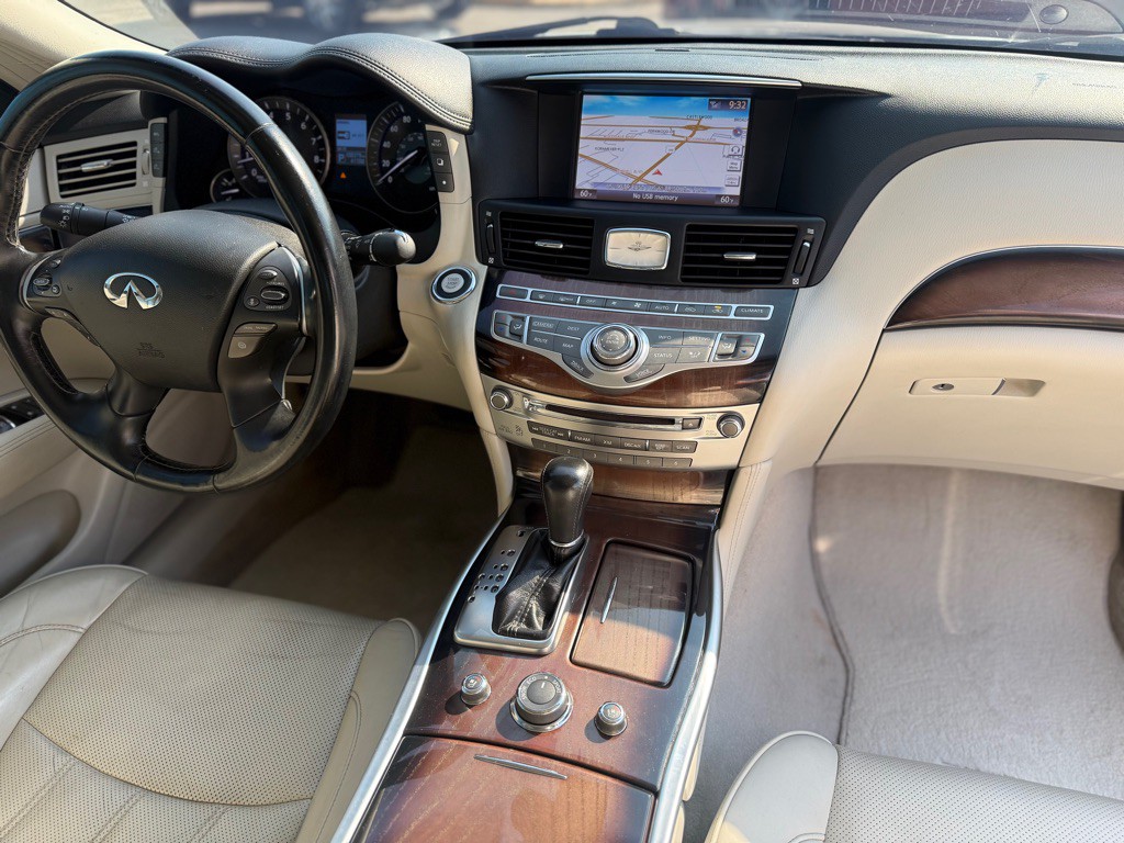 2016 INFINITI Q70 Image 17