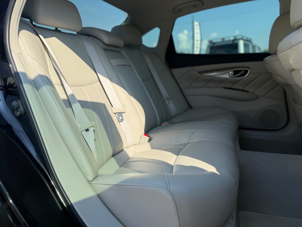 2016 INFINITI Q70 Image 18