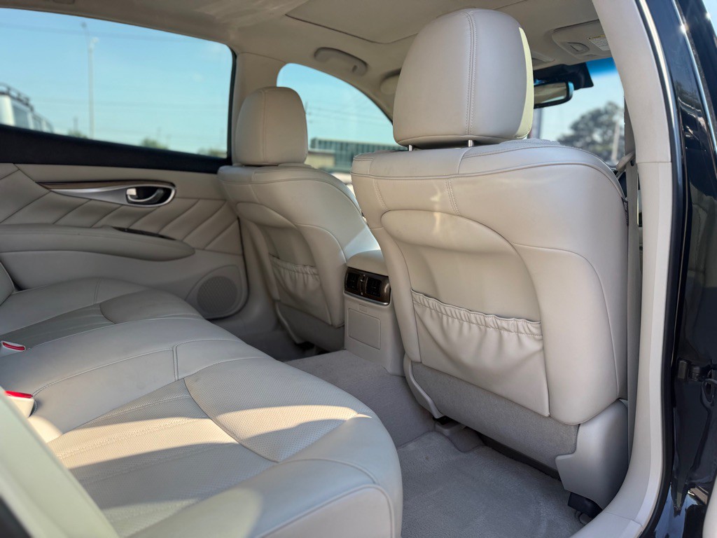 2016 INFINITI Q70 Image 19