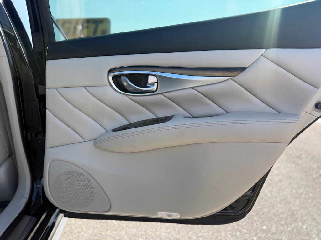 2016 INFINITI Q70 Image 20