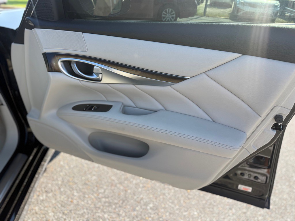 2016 INFINITI Q70 Image 21