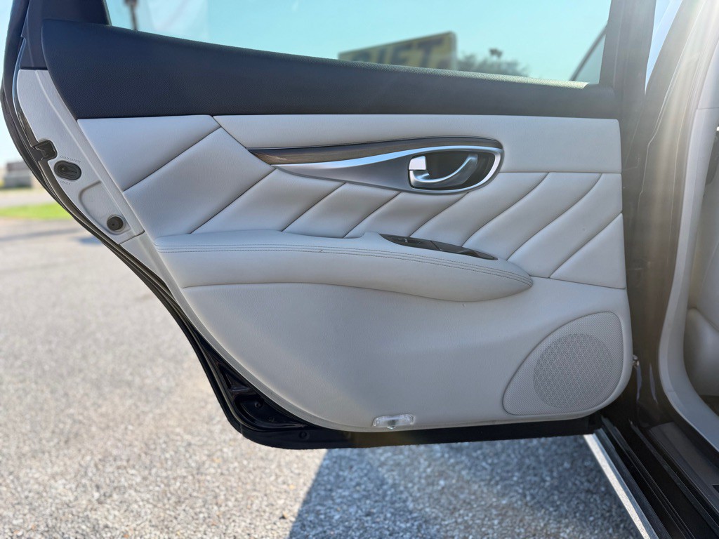 2016 INFINITI Q70 Image 22