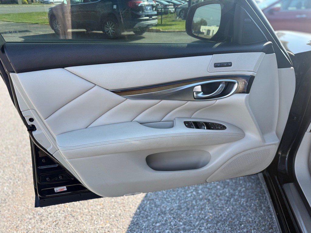 2016 INFINITI Q70 Image 23