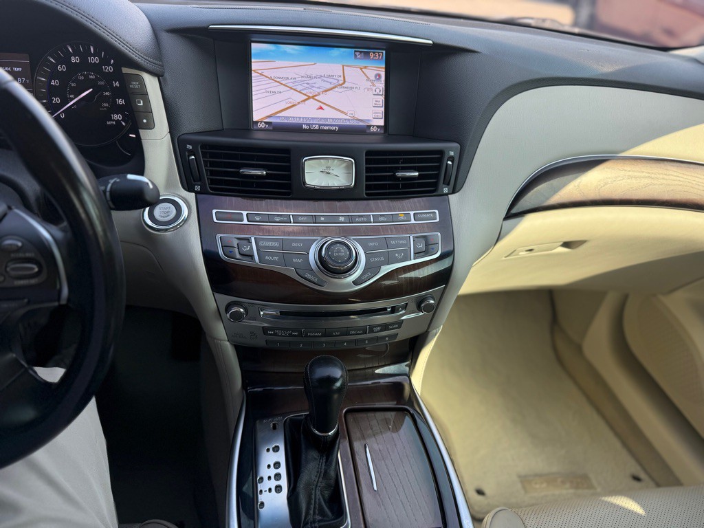 2016 INFINITI Q70 Image 25