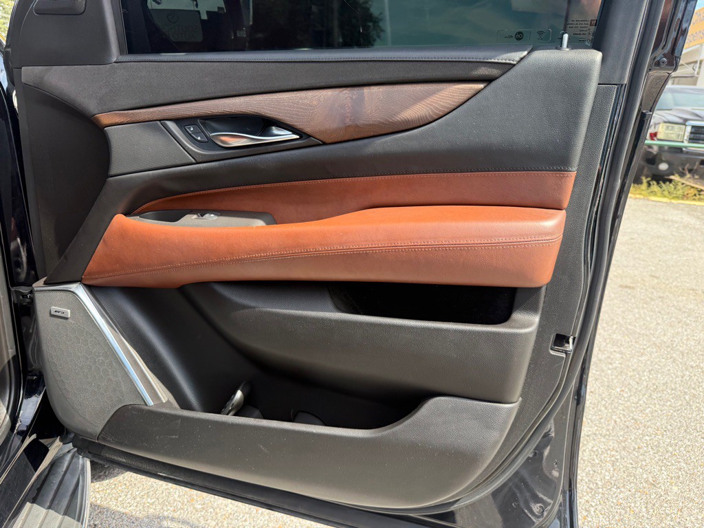 2016 Cadillac Escalade Image 24