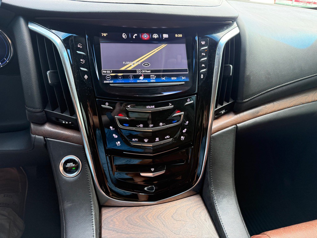 2016 Cadillac Escalade Image 28