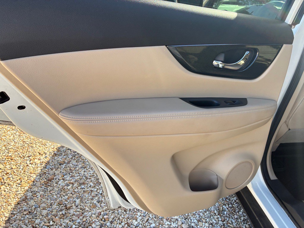 2016 Nissan Rogue Image 18