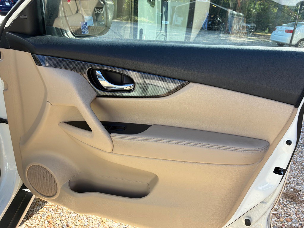 2016 Nissan Rogue Image 24