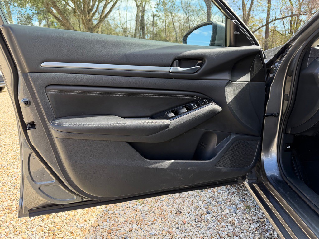 2022 Nissan Altima Image 17