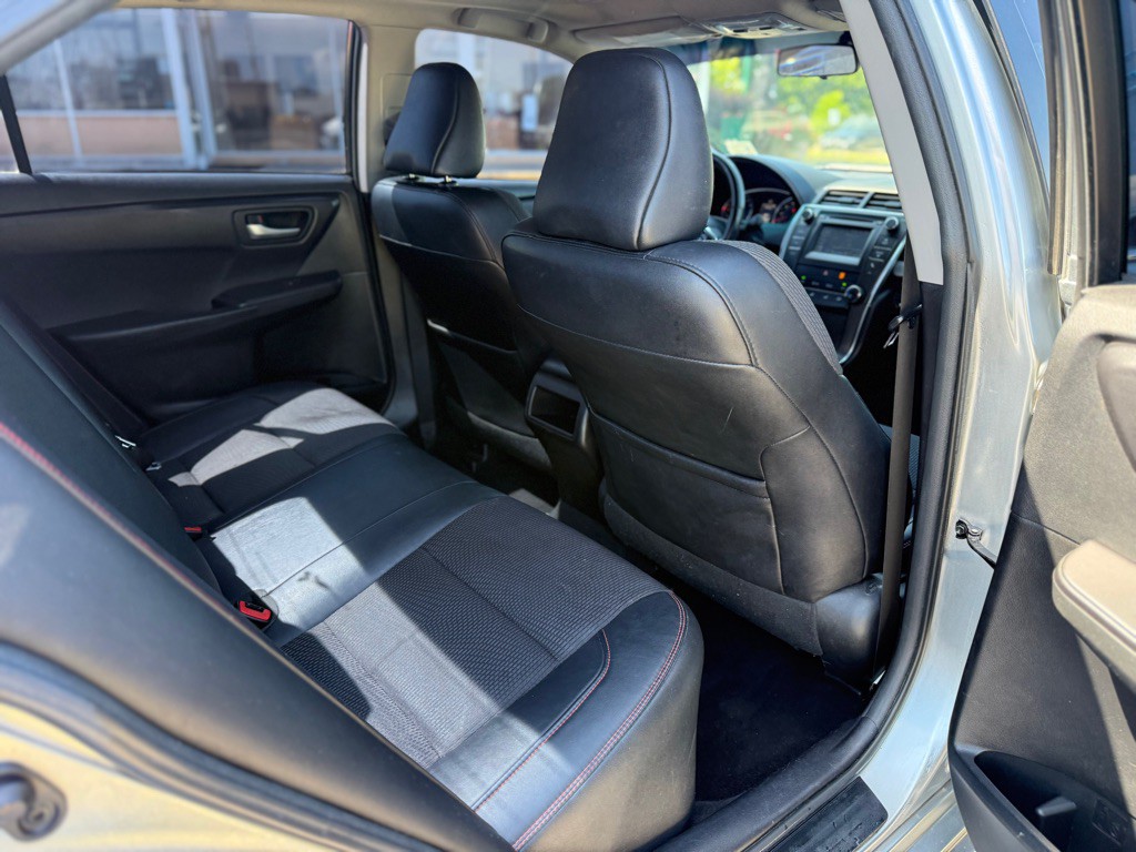 2017 Toyota Camry Image 15