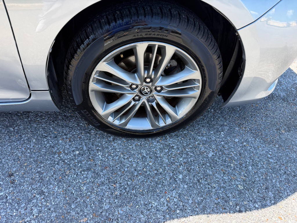 2017 Toyota Camry Image 16