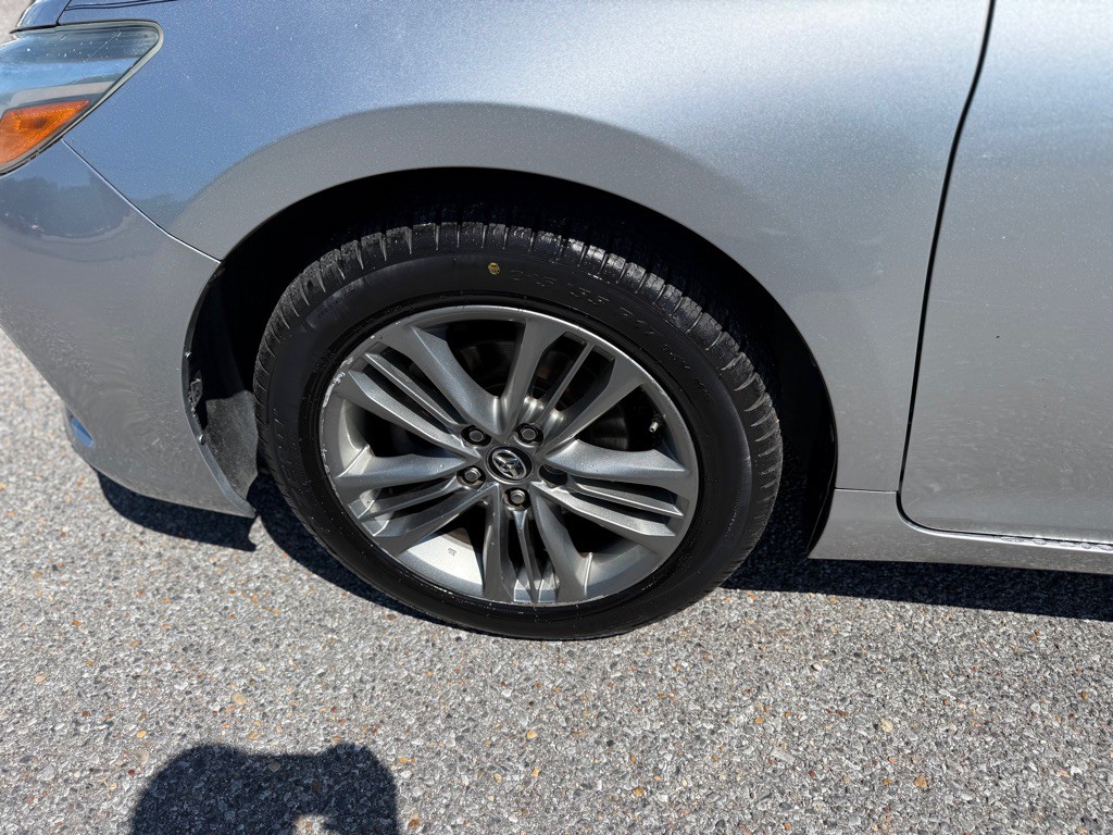 2017 Toyota Camry Image 17