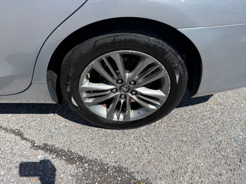 2017 Toyota Camry Image 18