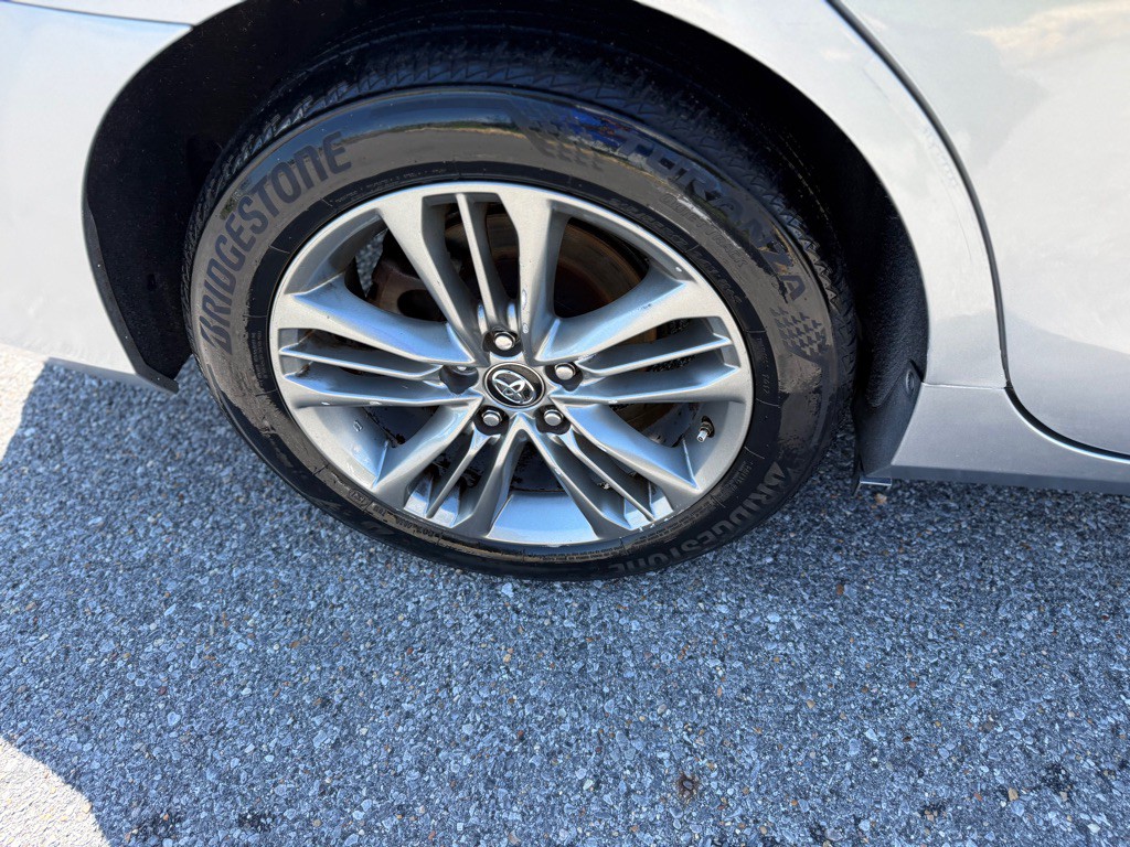2017 Toyota Camry Image 19