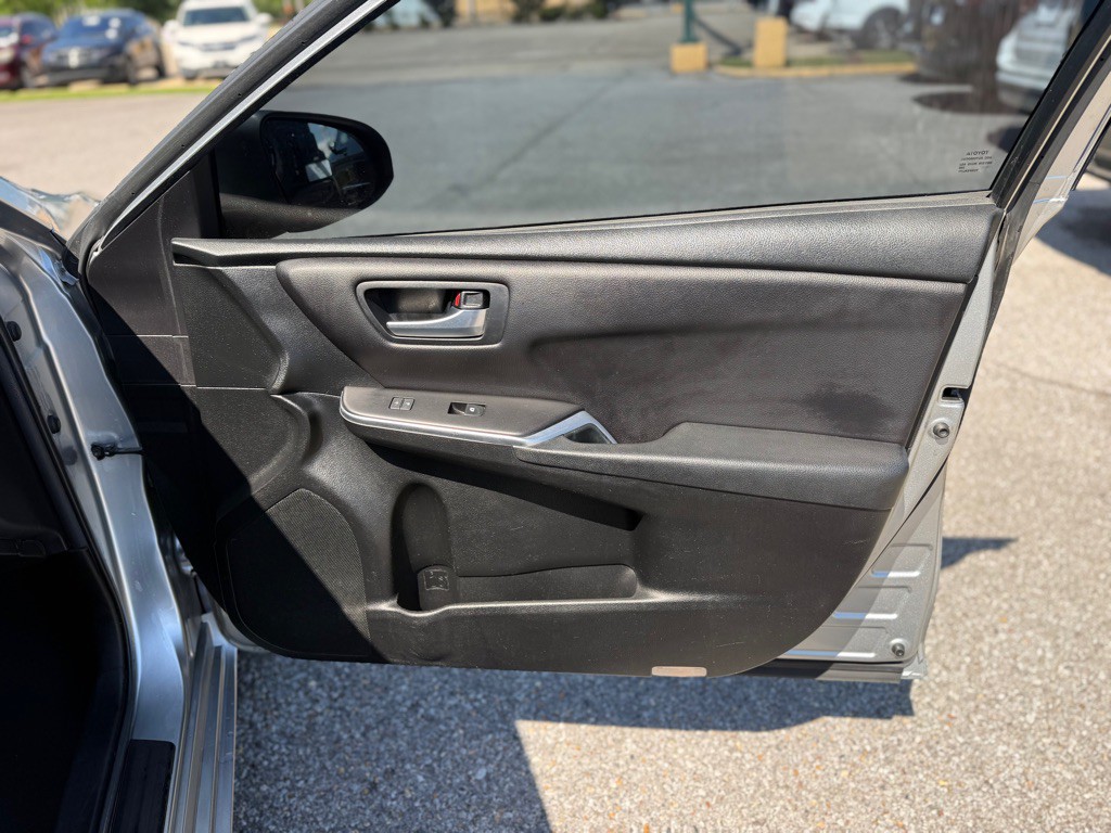 2017 Toyota Camry Image 21