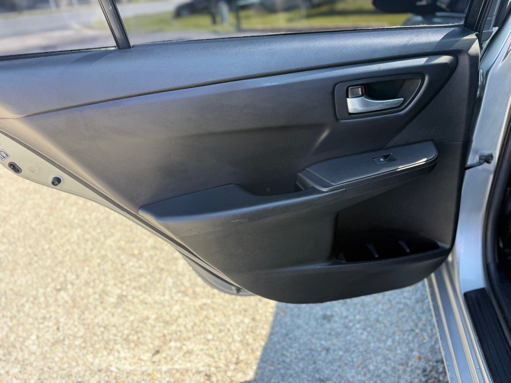 2017 Toyota Camry Image 22
