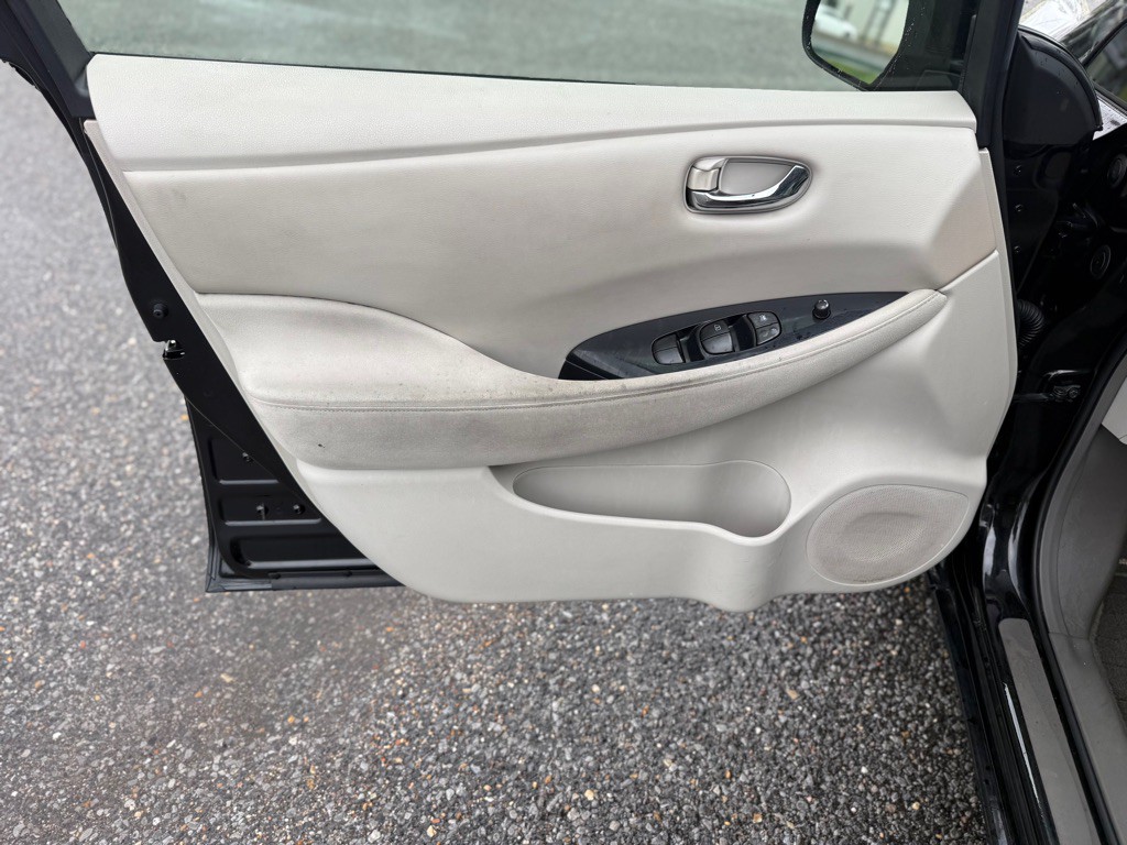 2011 Nissan Leaf Image 24
