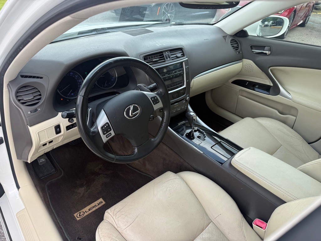 2013 Lexus IS Image 10